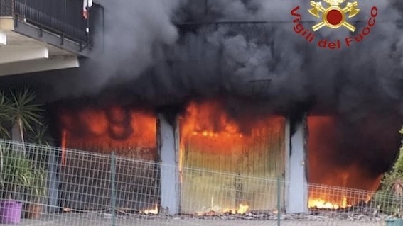 Borgomanero, fiamme in un garage di Santa Cristina