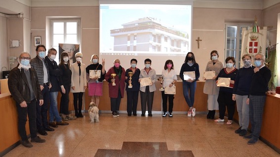 Borgomanero, premiati i balconi e le vetrine fiorite