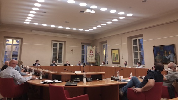 Borgomanero accoglierà una famiglia afghana: unanimità in consiglio