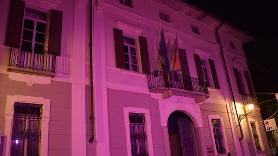 Gozzano, municipio illuminato di rosa per il mese della prevenzione