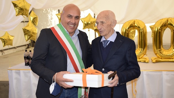Borgomanero, festeggiati i 100 anni del signor Angelo