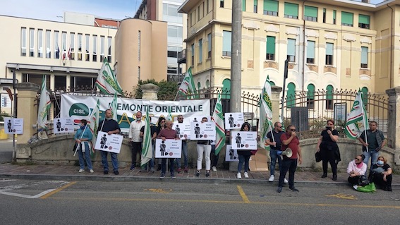 Borgomanero, presidio di FISASCAT CISL Piemonte Orientale davanti all'ospedale