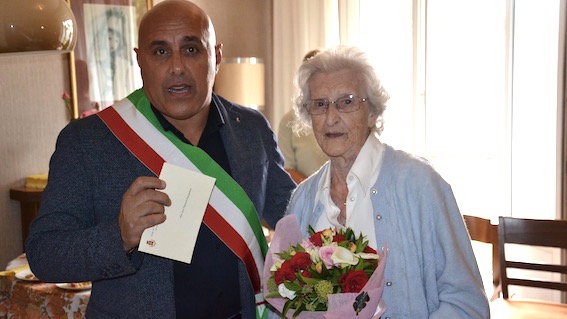 Borgomanero, gli auguri del sindaco per i 100 anni della signora Pasqualina