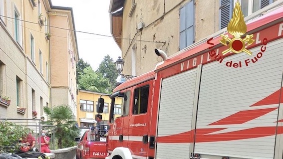 Gozzano, incendio al vano montacarichi di una palazzina del centro storico