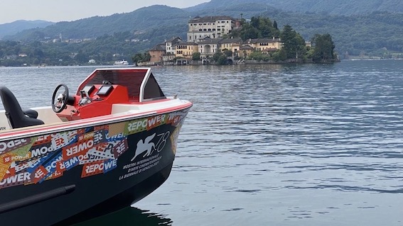 Orta, livrea speciale per l'imbarcazione full electric dopo il rientro dalla Mostra del Cinema di Venezia