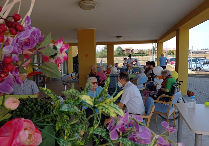 Momo: festa d’estate per gli ospiti della casa di riposo