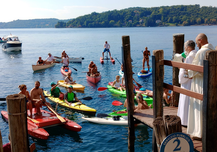 Tradizionale benedizione ai vogatori del lago d’Orta. Foto