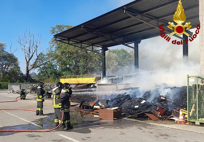 Suno: incendio all'isola ecologica. Foto