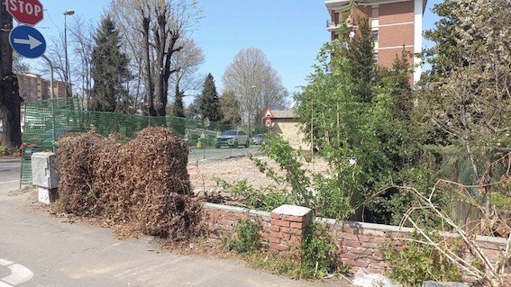 Borgomanero, abbattuto il lavatoio di viale Marconi