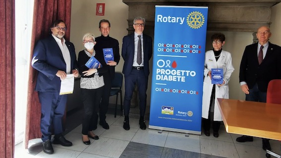  Rotary Club di Borgomanero Arona e Orta San Giulio: donate poltrone alla Diabetologia dell'Asl No. Foto