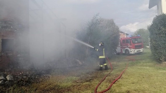 Fontaneto d'Agogna: incendio ad un cascinale di ricovero attrezzi
