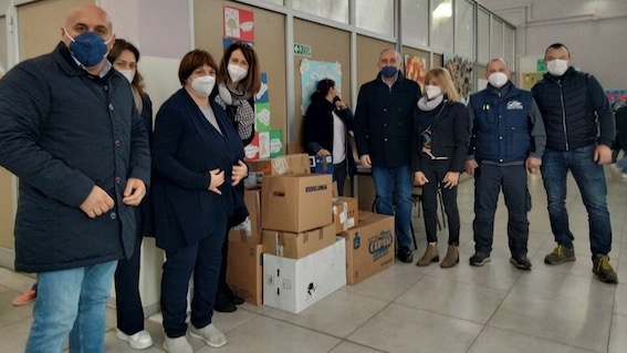 Borgomanero, sindaco e assessore ringraziano la scuola di San Marco per la raccolta pro Ucraina