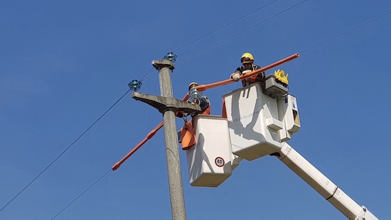 Gattico-Veruno: adottata nuova tecnica sotto tensione "a contatto" per operare sulle reti elettriche