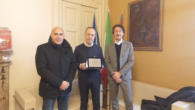 Borgomanero, targa di ringraziamento a Giovanni Tinivella