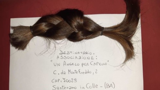 Gozzano, a 10 anni dona i sui capelli per i bambini in cura oncologica