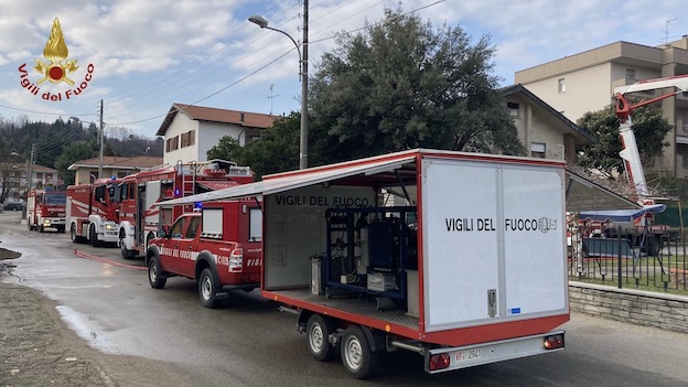 Tetto in fiamme a Borgomanero, intervento dei vigili del fuoco