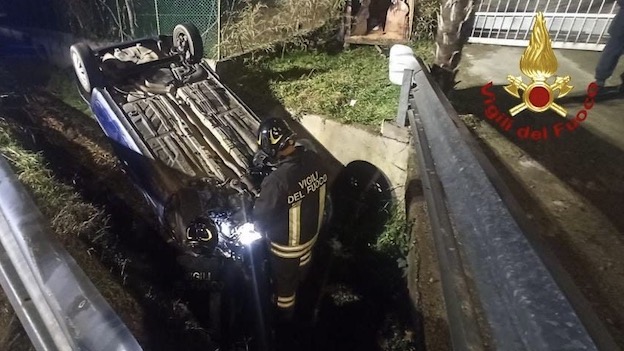 Borgomanero, auto si ribalta a Santa Cristina: due feriti