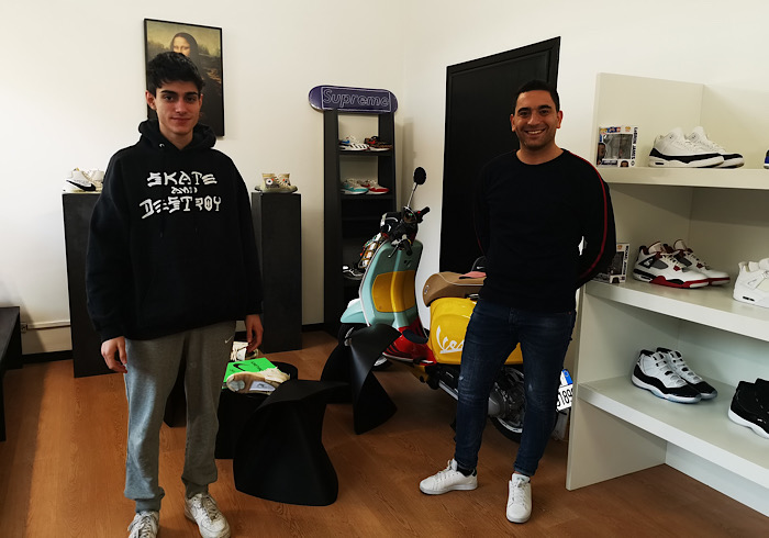Giovane collezionista di sneakers trasforma il sogno in realtà e apre il suo shop a Borgomanero