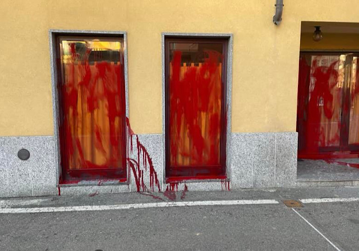 Vaprio: vandali imbrattano vetrine con vernice