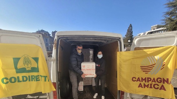Coldiretti: consegnati pacchi alimentari per l'Emporio Borgosolidale e le suore dell'Isola di San Giulio