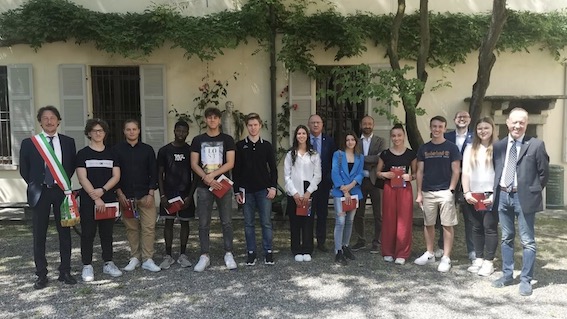 Festa della Repubblica, a Borgomanero donata Costituzione ai 18enni