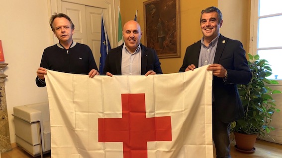 Borgomanero, esposizione della bandiera della Cri in Comune