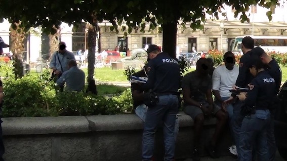 Novara, controlli della polizia sull'allea e in stazione