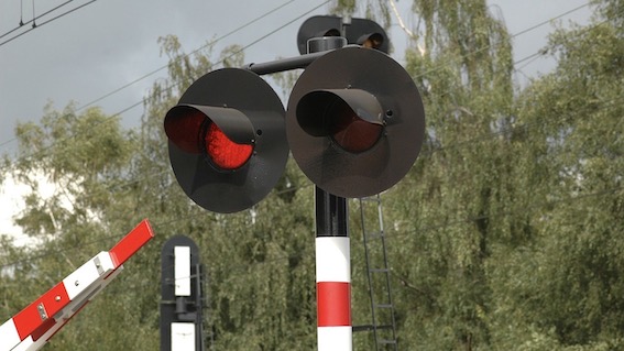 Borgomanero, cedimento binario: chiusura del passaggio a livello di via Arona per lavori urgenti