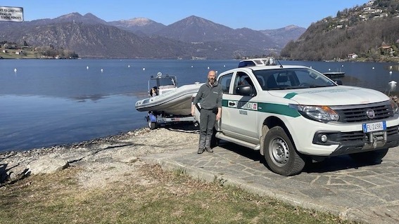 Orta San Giulio, ormeggiato il gommone della polizia provinciale