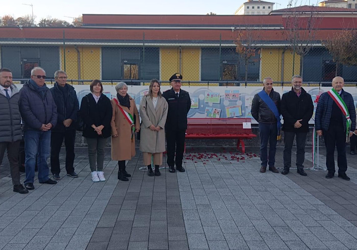 Inaugurata a Bogogno una panchina rossa