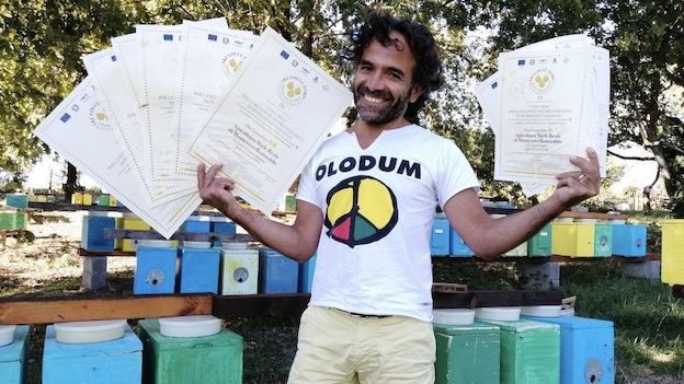Concorso nazionale "Tre Gocce d'oro": 10 mieli premiati per apicoltore di Cureggio