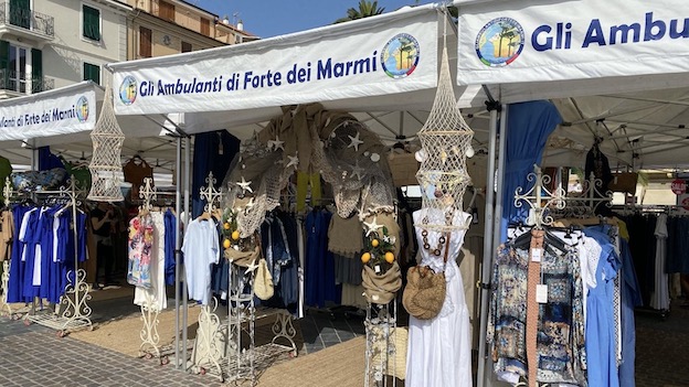Borgomanero, appuntamento con gli "Ambulanti di Forte dei Marmi" domenica 16 ottobre - Foto