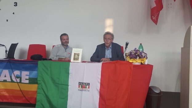 Angelo Vecchi presenta il libro sulla nascita del primo movimento operaio borgomanerese 