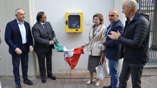 Borgomanero, il Rotary Club Arona-Borgomanero ha donato alla città un nuovo defibrillatore