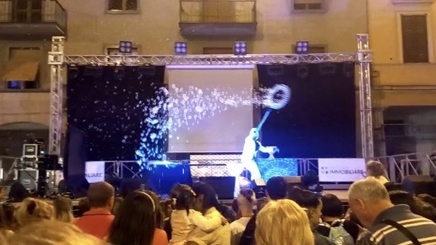Borgomanero,  la "magia" delle bolle di sapone  in piazza