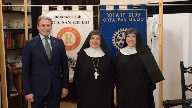 Riportato a nuova vita dalle suore benedettine lo stendardo del Rotary Club Orta San Giulio