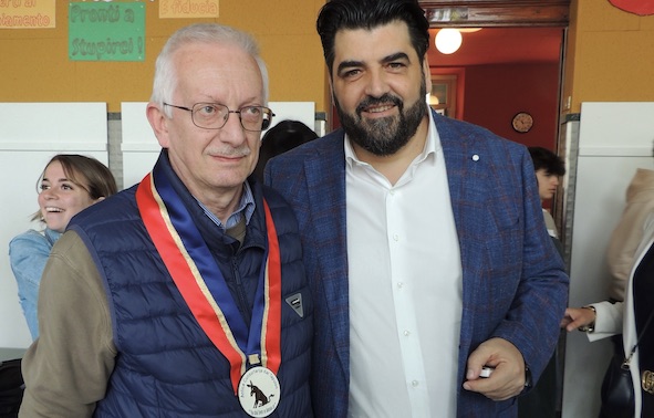 Antica Cunsurtarija dal Tapulon, "pins" consegnata allo chef Cannavacciuolo