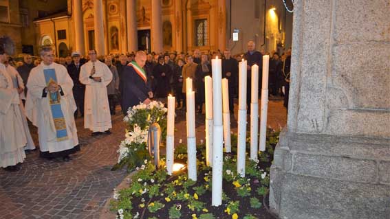 Borgomanero, all'Immacolata tradizionale offerta dei fiori dell'amministrazione 