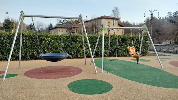 Miasino, manutenzione e nuovi giochi per il parco - foto