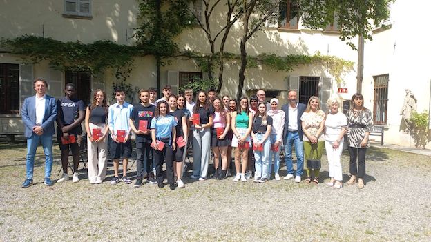 Borgomanero, consegnata la Costituzione ai neomaggiorenni
