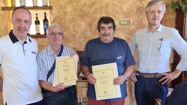 Borgomanero, gruppo filatelico e numismatico: consegnati i diplomi ai "veterani"