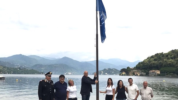 Gozzano, issata ufficialmente la nuova Bandiera Blu