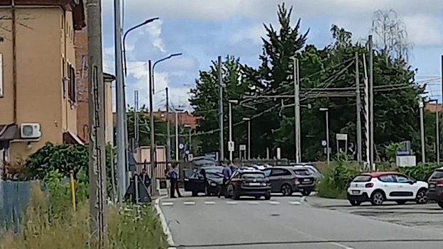 Cressa, fuggono dai carabinieri e provocano un incidente