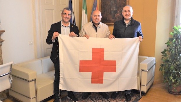 Giornata Mondiale della Croce Rossa: consegnata bandiera all'amministrazione comunale