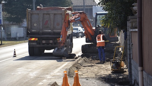 Borgomanero, in corso lavori per la ciclopedonale in via Novara