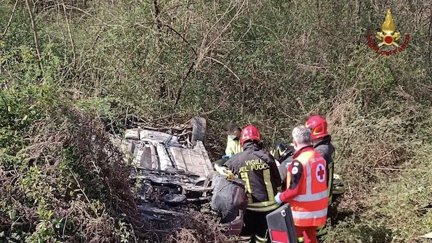 Gozzano, auto esce di strada e si ribalta