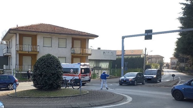 Borgomanero, ciclista caduto in rotonda: soccorso