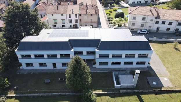 Sizzano, collocati pannelli fotovoltaici alla scuola primaria