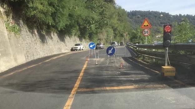 Semaforo per senso unico alternato sulla statale del lago d'Orta
