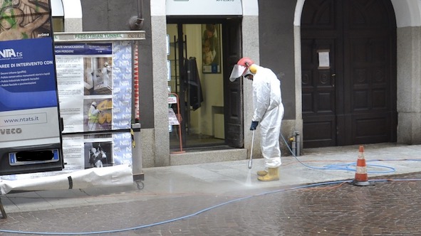 Proseguono a Borgomanero gli interventi di pulizia dei marciapiedi